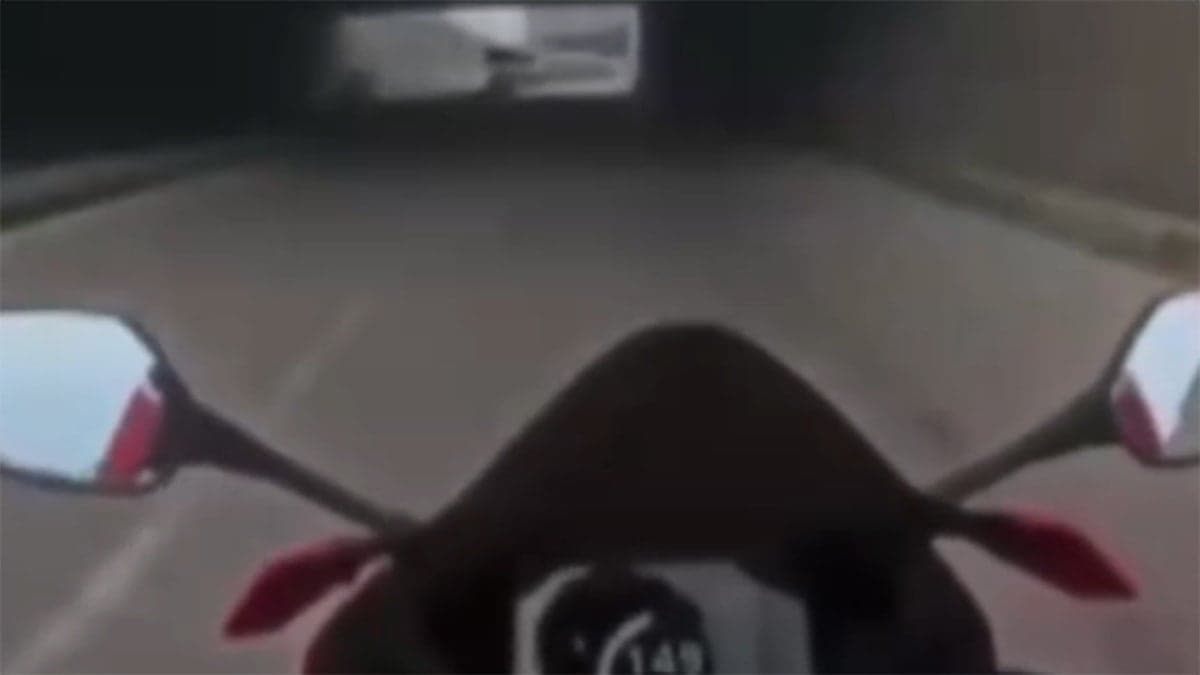 Motosiklet sürücüsüne hız cezası verildi