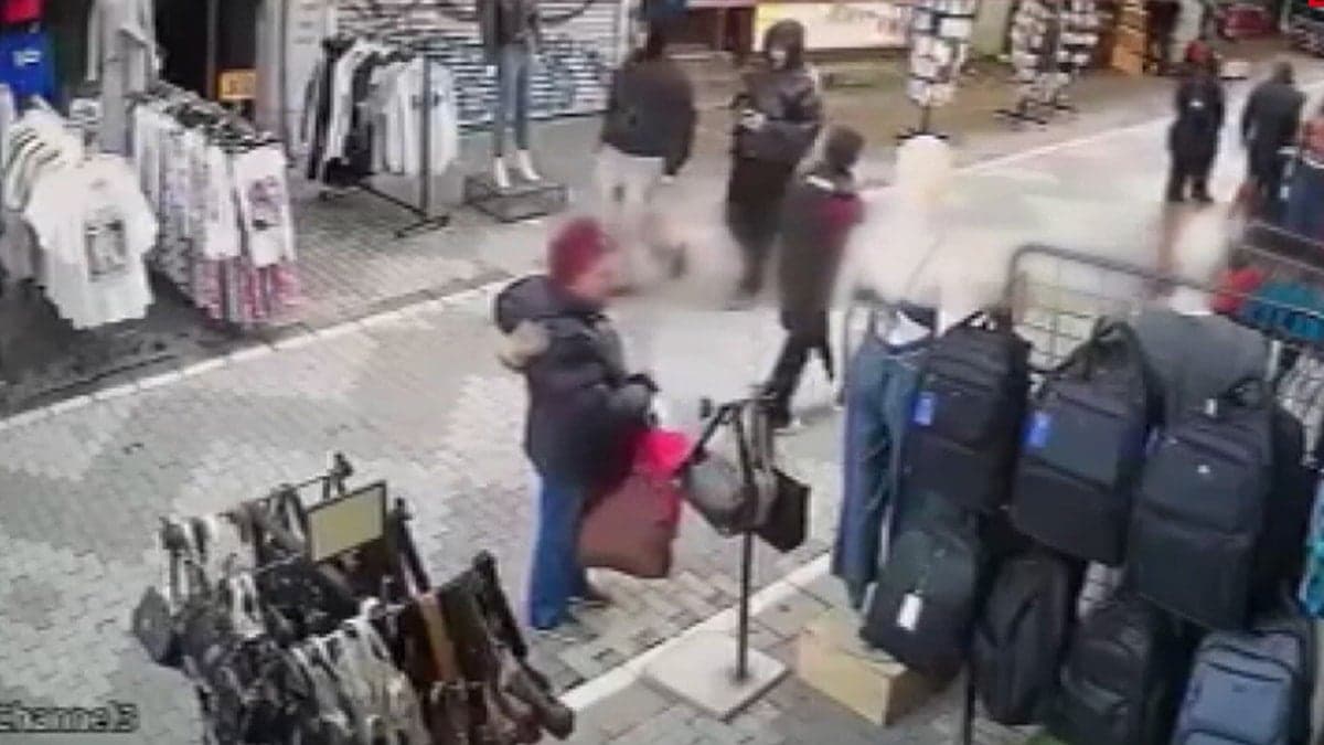 Önce inceledi sonra çaldı: Kadın hırsız kameraya böyle yakalandı