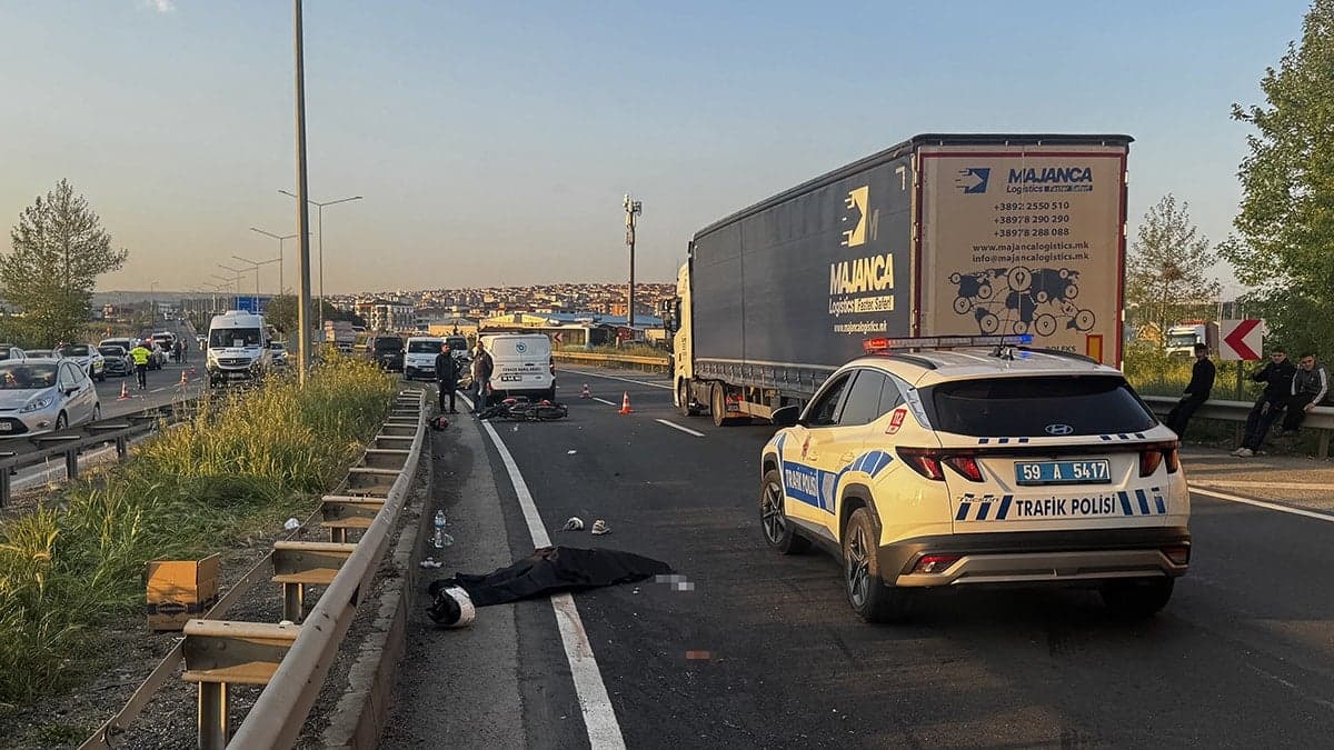 Bariyerlere çarpan motosikletli feci şekilde can verdi