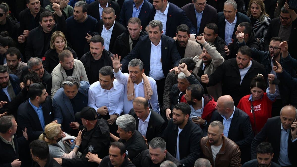 10 ilçe başkanı Özgür Özel'i destekledi