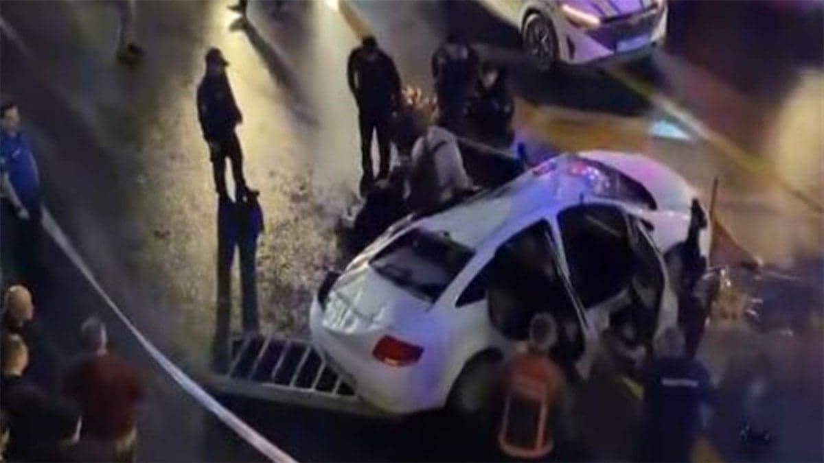 Sıhhiye Köprüsü'nde otomobilin düşmesiyle trafik durdu
