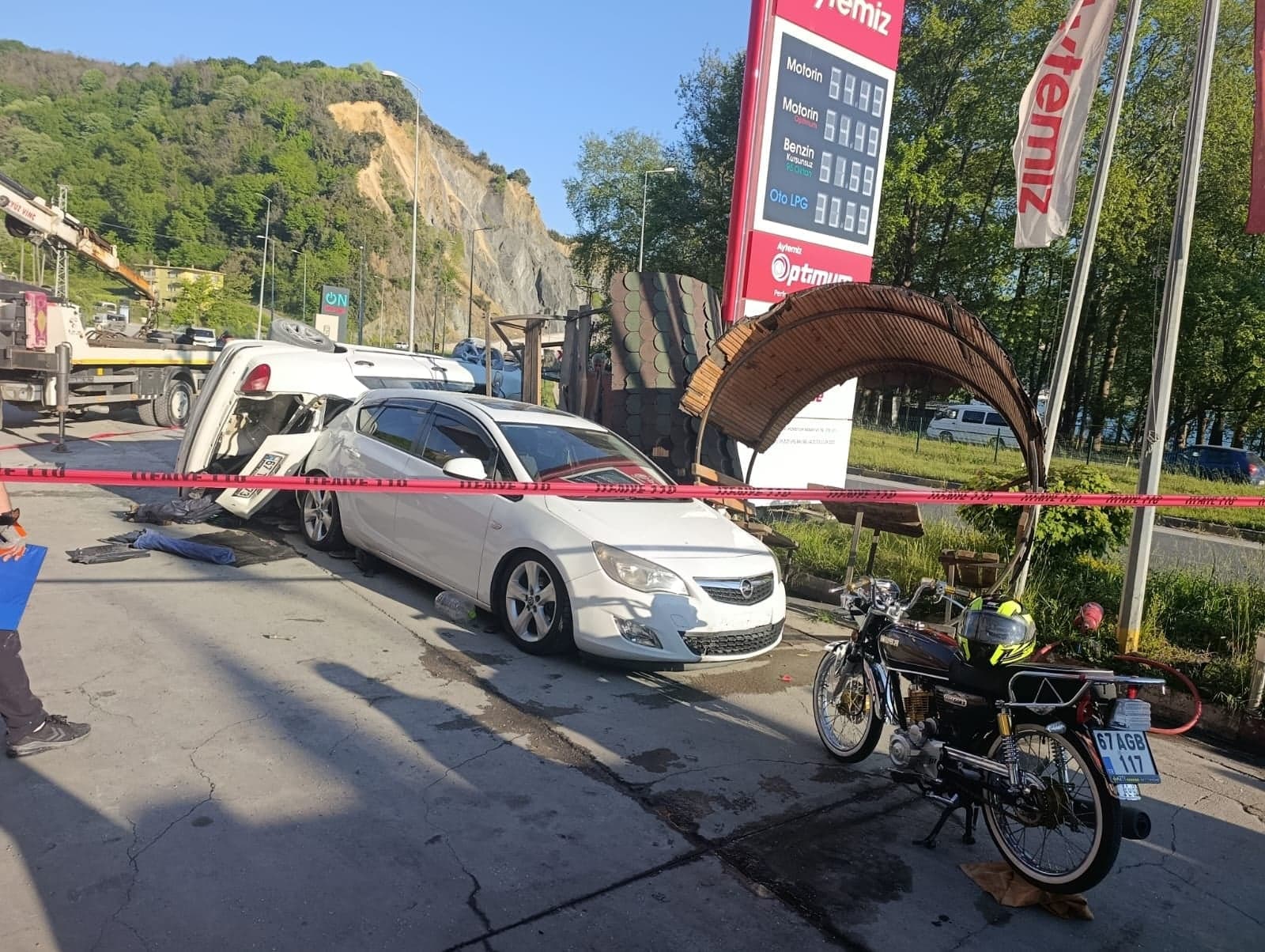 Takla atan otomobil, bankta oturan iki kardeşi yaraladı