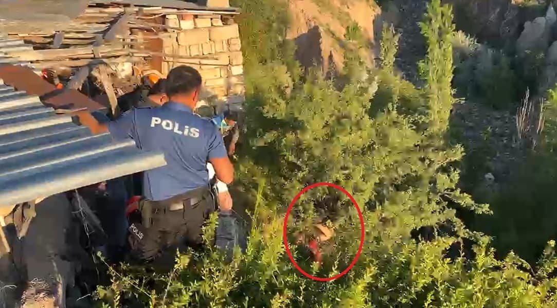 Hastaneden kaçan kişi dere yatağında ağaçta asılı kaldı