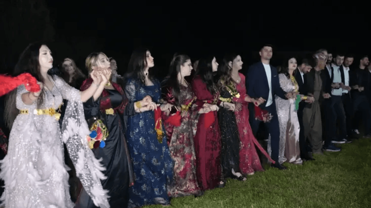 Kadınlar Goyan aşiretinin halay yasağını aştı