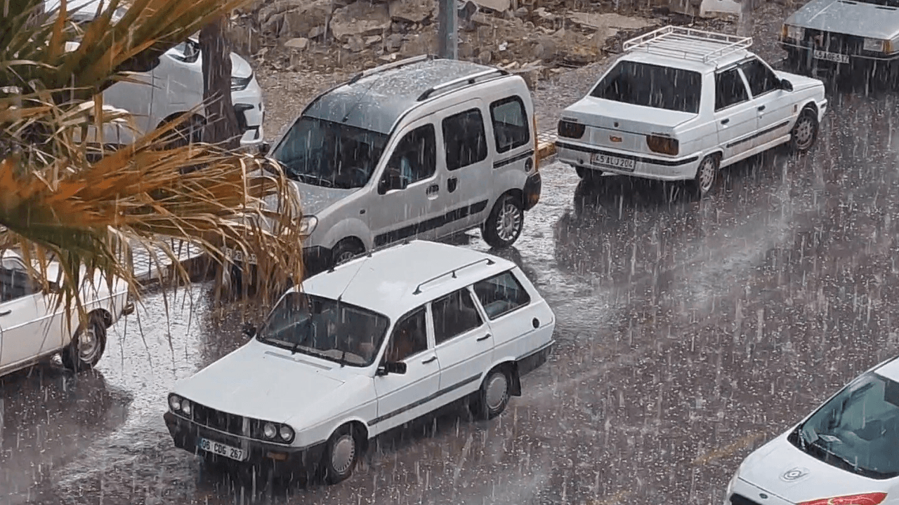 Manisa'da sağanak ve dolu yağışı etkili oldu