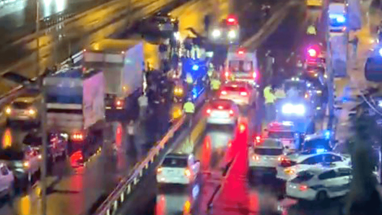 Trafik kazasına müdahale eden polise otomobil çarptı