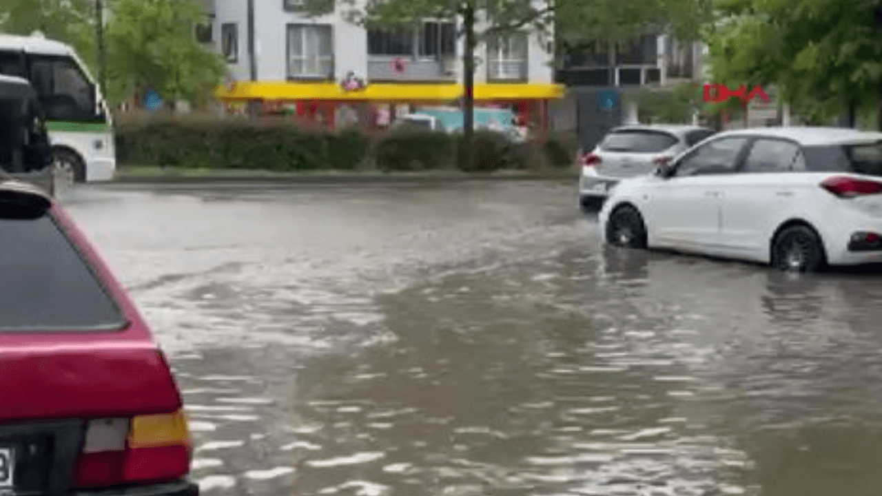 Tekirdağ'da sağanak yağış hayatı olumsuz etkiledi
