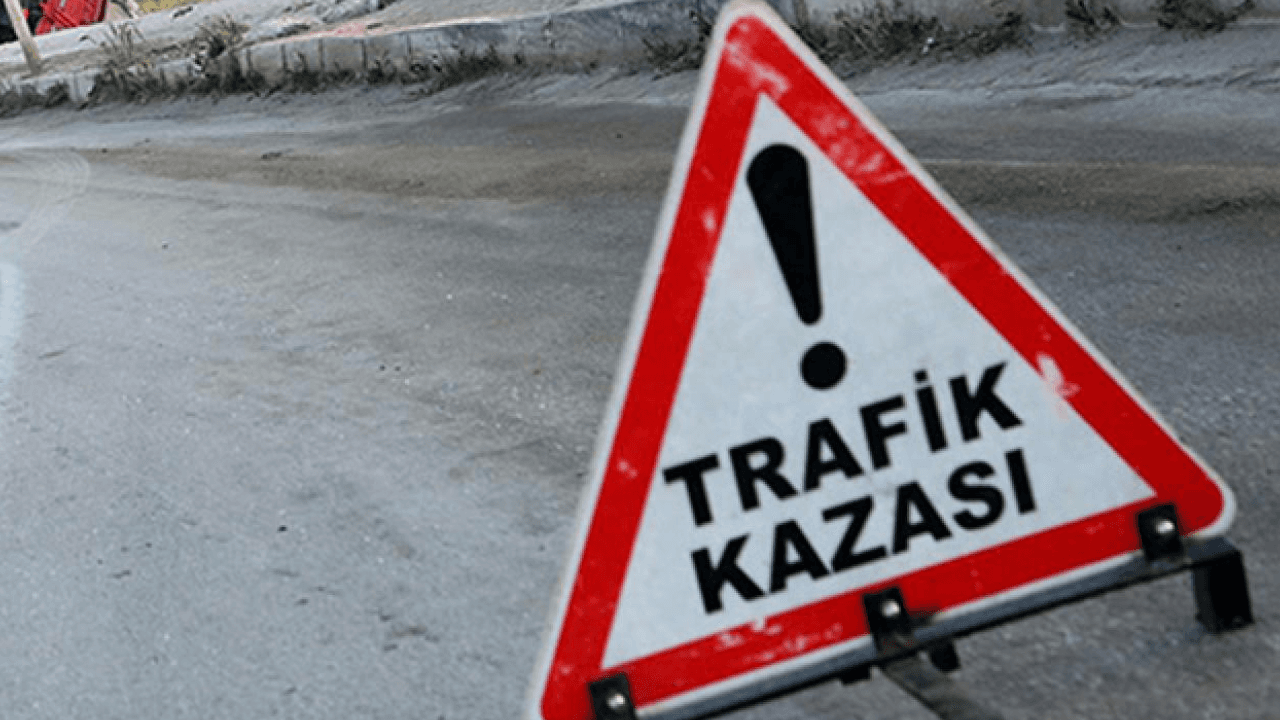 Samsun'da yolcu otobüsü aydınlatma direğine çarptı