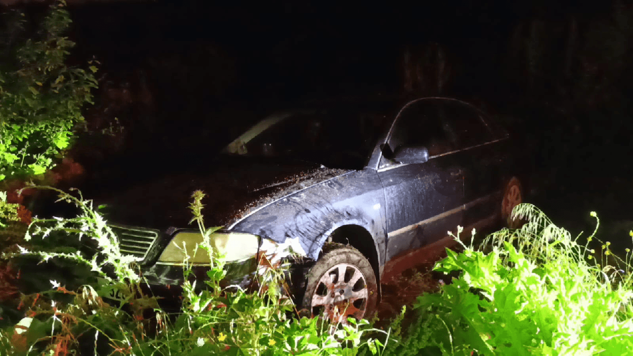 Bursa'da kaygan yolda otomobil tarlaya uçtu, sürücü kayboldu