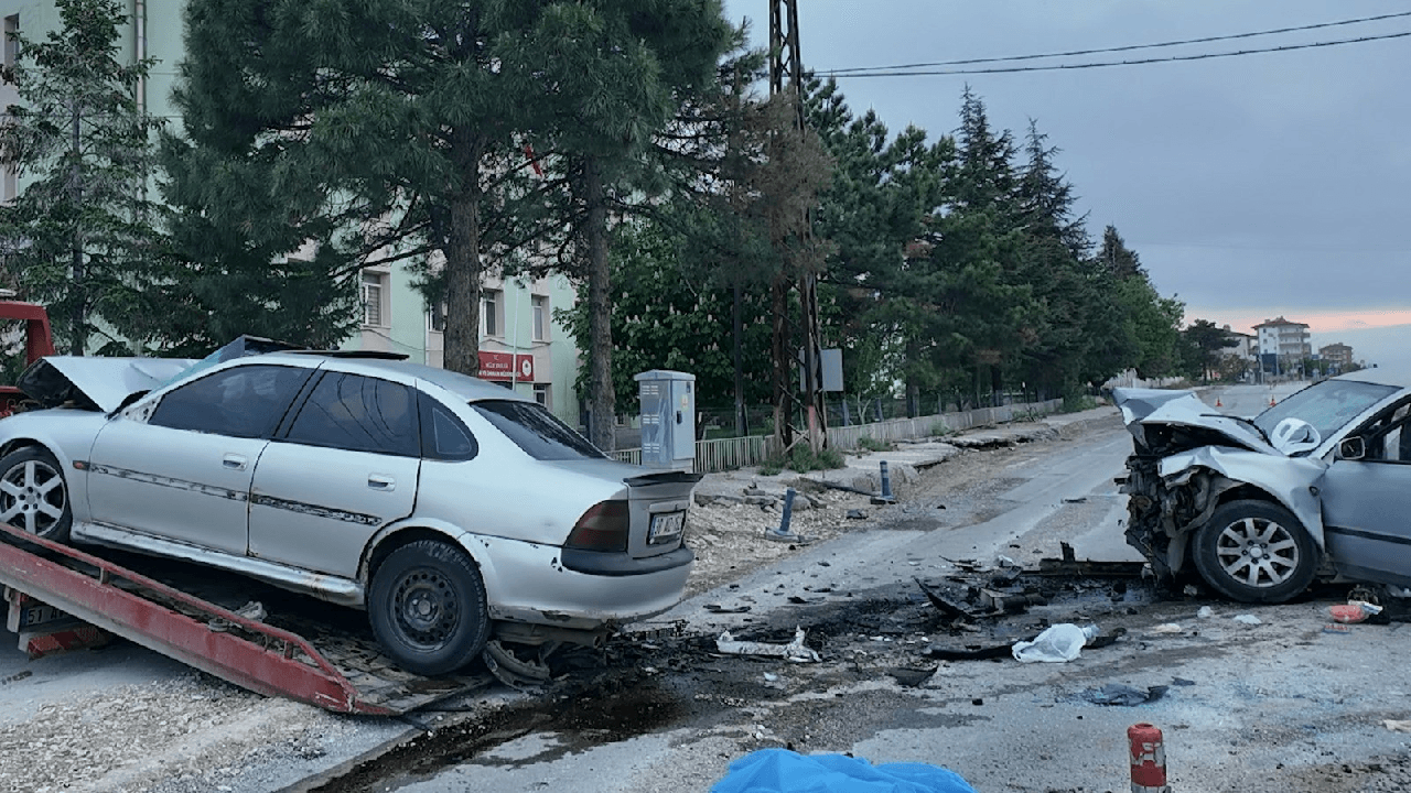 Niğde'de otomobillerin çarpıştığı kazada 2 kişi hayatını kaybetti, 2 kişi yaralandı
