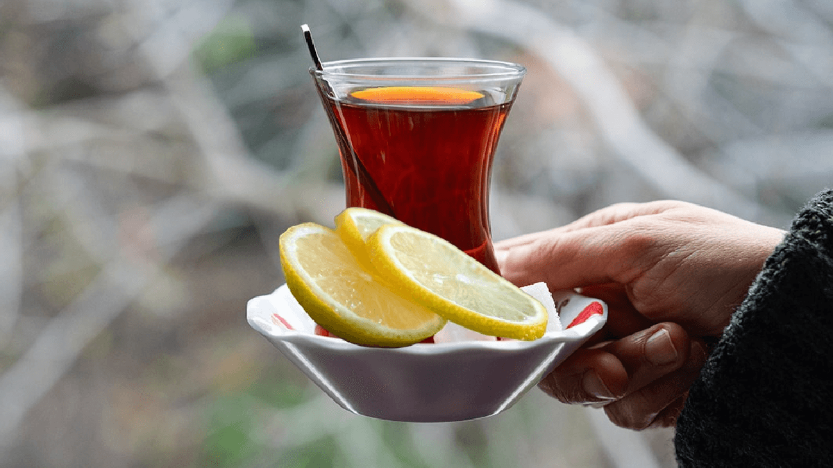 Yıllardır yapıyoruz ama gerçek farklıymış: Çaya limonun etkisi açıklandı