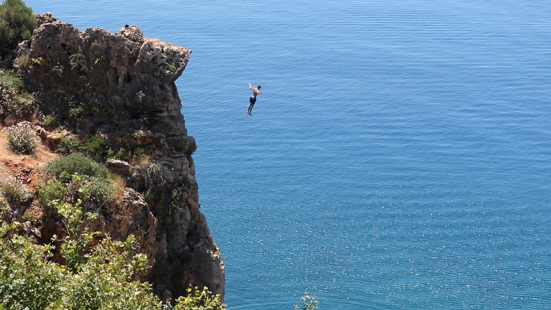 Antalya'da 40 metrelik falezden denize atlayan iki kişi yüzdü