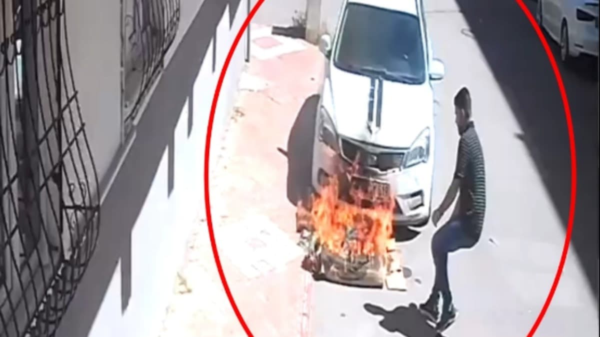 Çocukların yaktığı karton otomobili ateşe verdi