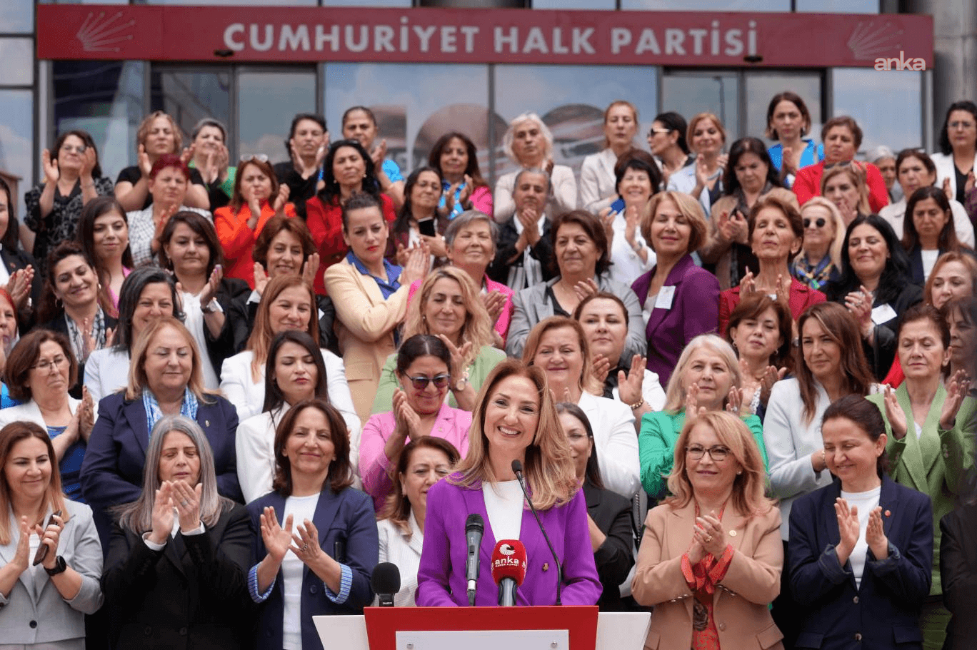 CHP'nin eski il kadın kolları başkanlarından Özel'e destek
