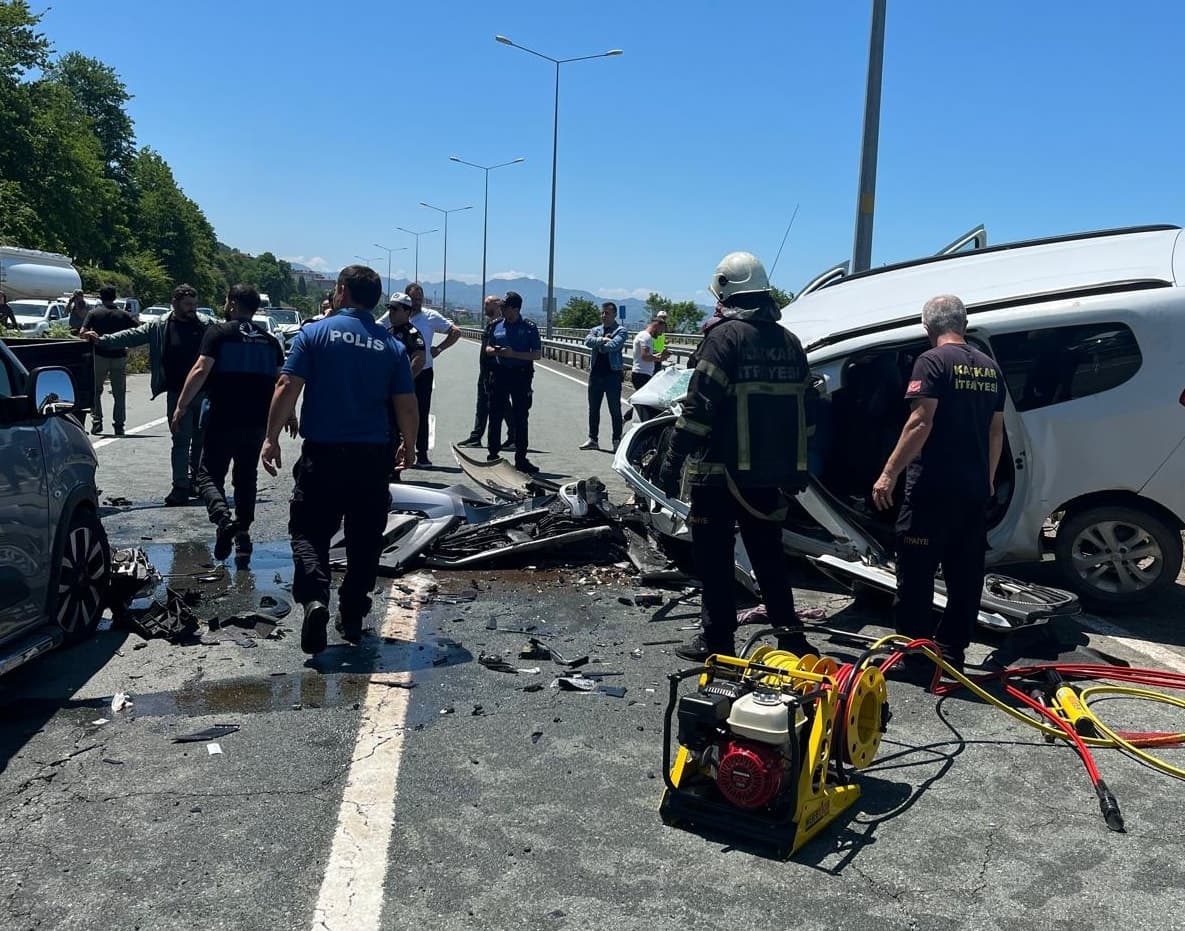 Rize'de ters yönden giden otomobil kazası; 2 ölü, 3 yaralı