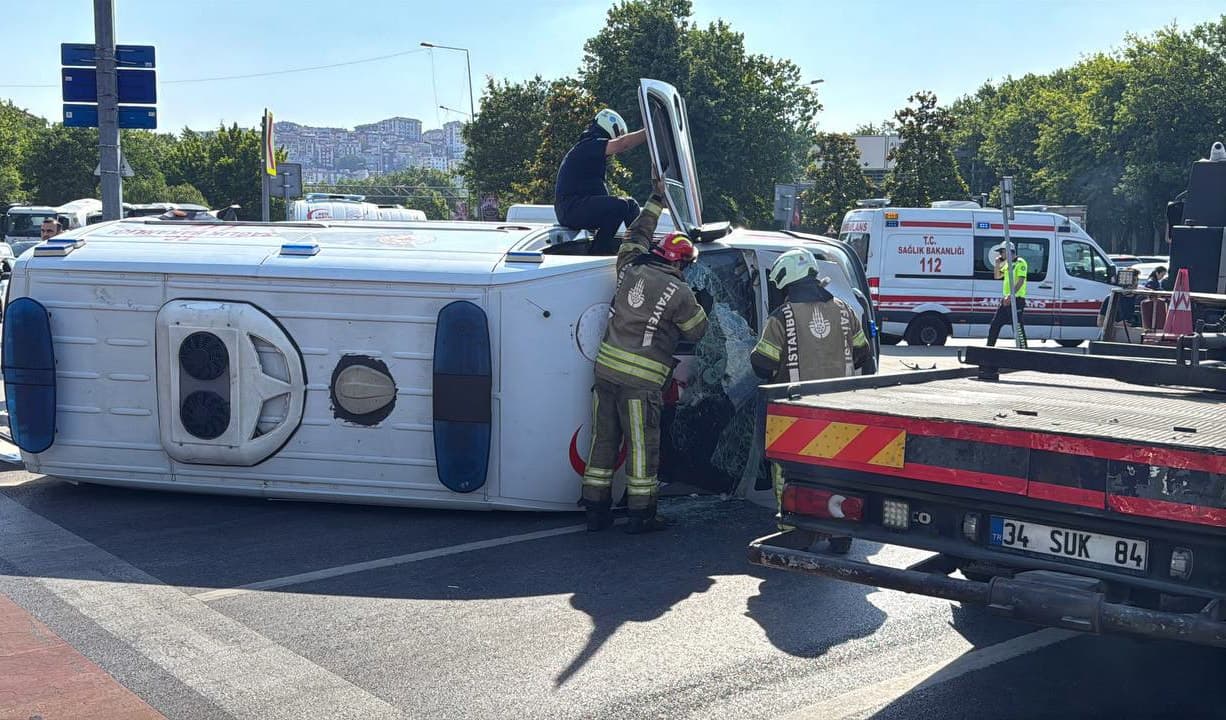Kağıthane'de ambulans devrildi; 4 yaralı