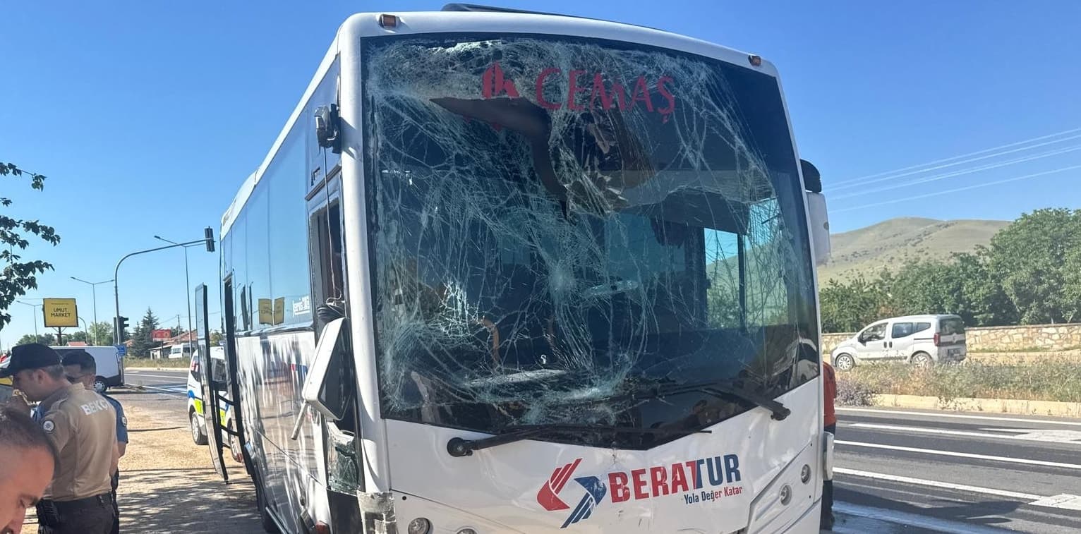 Kırşehir'de işçi servisleri çarpıştı, 17 yaralı
