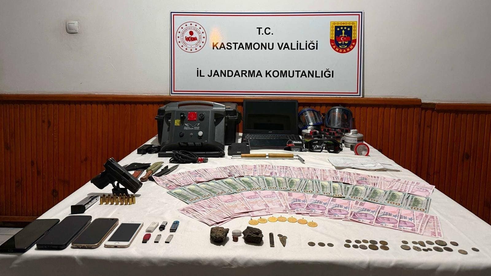 Kastamonu'da düzenlenen kaçakçılık operasyonunda 13 kişi gözaltına alındı