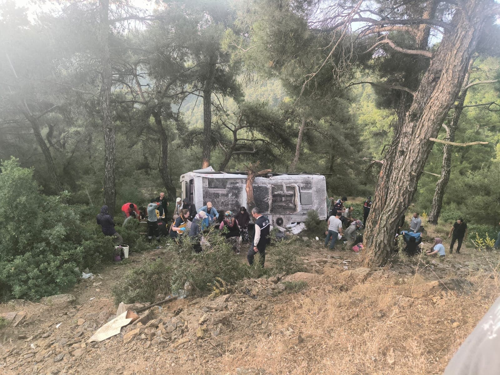Bayındır'da işçi taşıyan midibüs devrildi, 22 yaralı