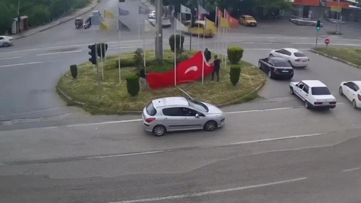 Dörtyol'da rüzgar nedeniyle Türk bayrağı yere düştü