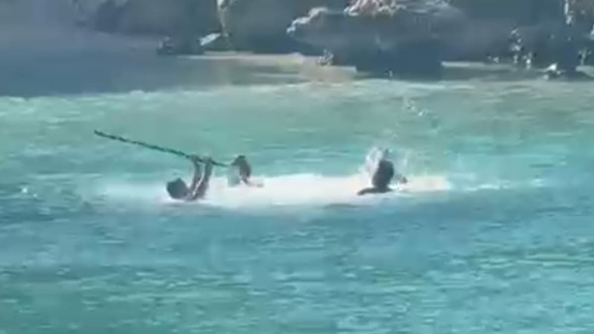Mersin'de denizde sopalı kavga görüntülendi, 4 kişi arasında yaşandı.