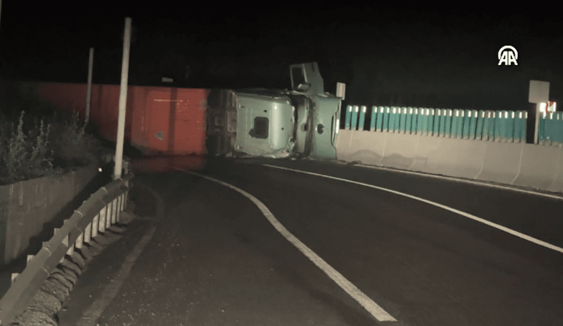 Bolu Dağı'nda askeri mühimmat yüklü TIR devrildi, İstanbul yönü kapandı
