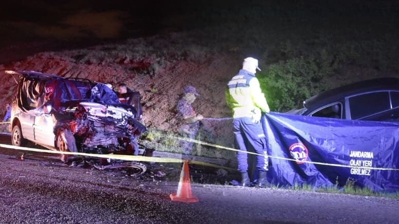 Sivas'ta trafik kazasında 3 kişi hayatını kaybetti, 2 kişi yaralandı