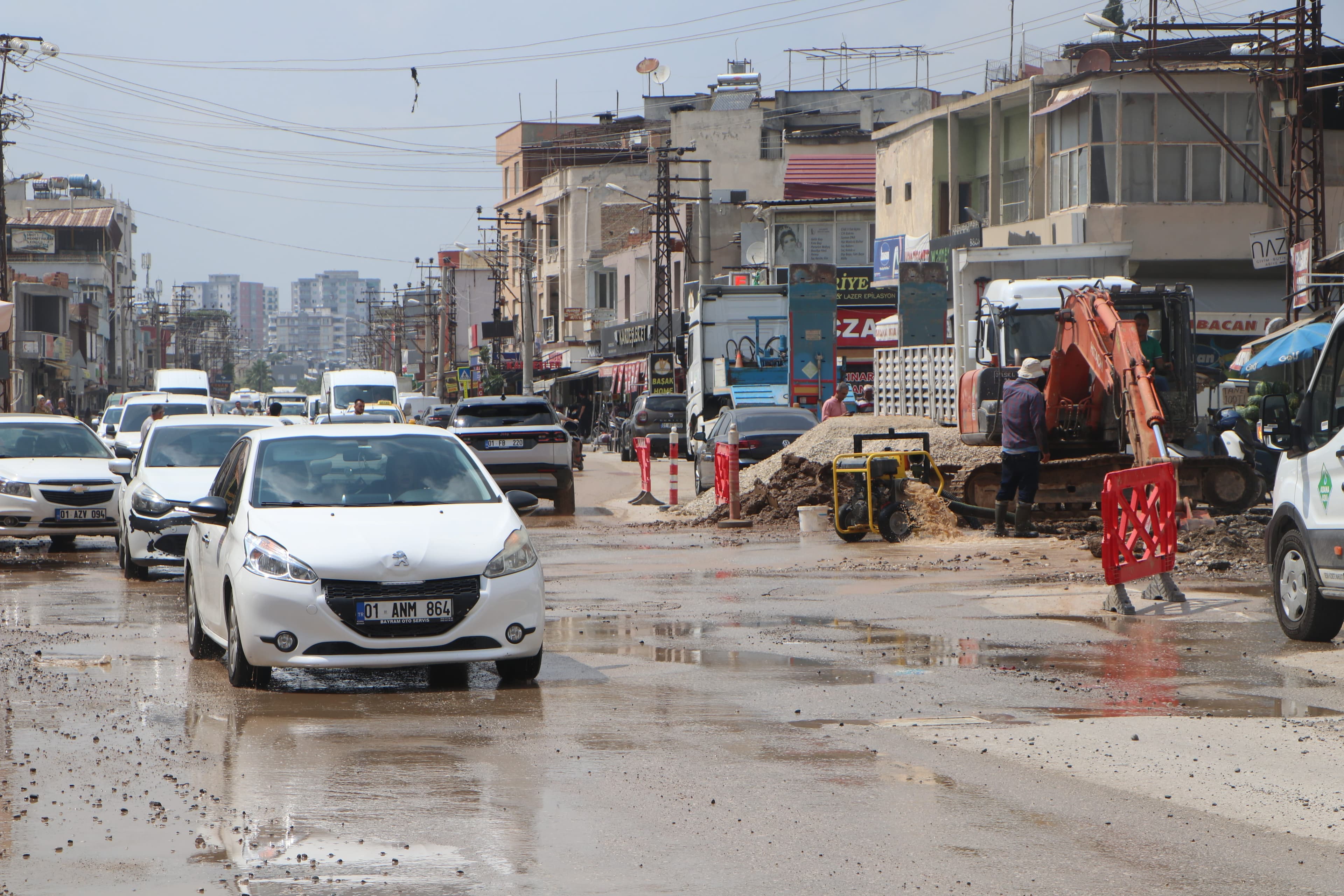 Adana'da su borusu patladı, yol çöktü ve su evleri bastı
