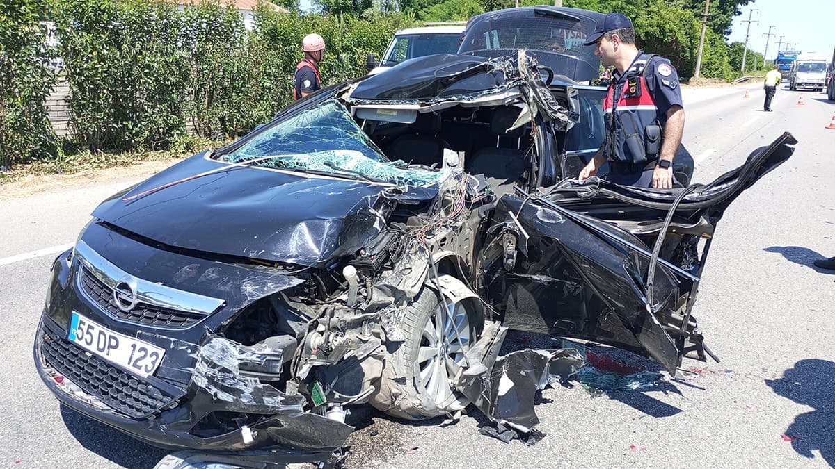 Samsun'da TIR'ın çarptığı otomobilde 2 kişi yaralandı