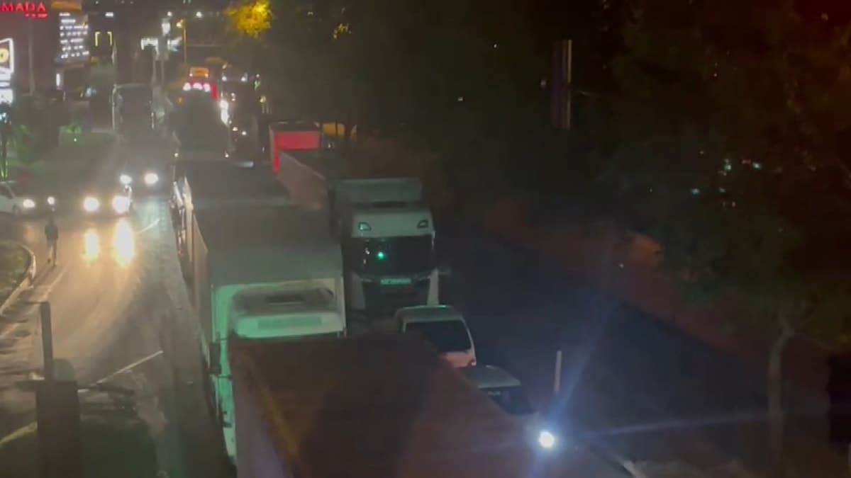 Gemlik'te TIR kazası nedeniyle Bursa-Yalova yolu trafiğe kapandı