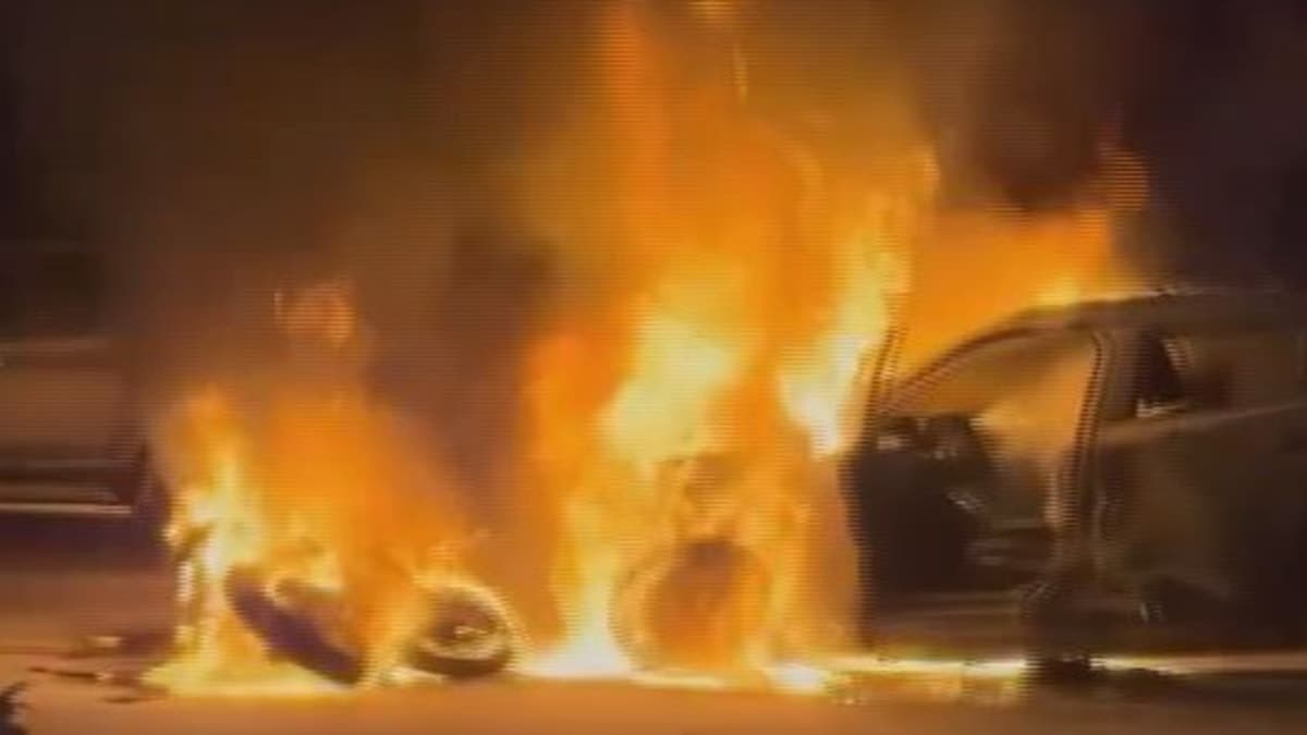 Esenyurt'ta otomobil ve motosiklet çarpıştı, araçlar yandı