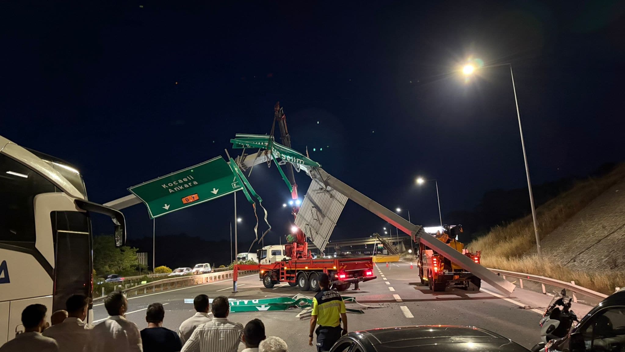 Sarıyer'de hafriyat kamyonu yönlendirme tabelasını devirdi, yol kapandı