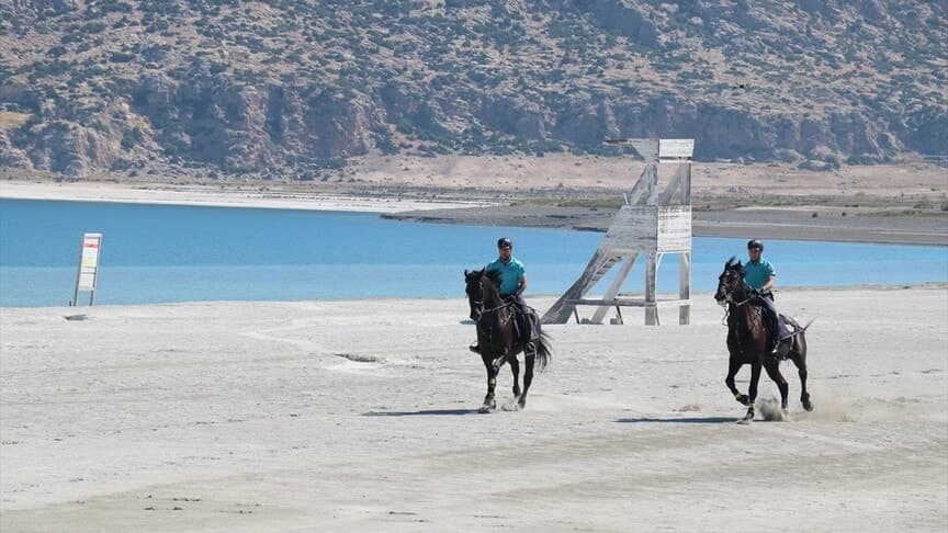 Salda Gölü'nde atlı jandarma timi göreve başladı