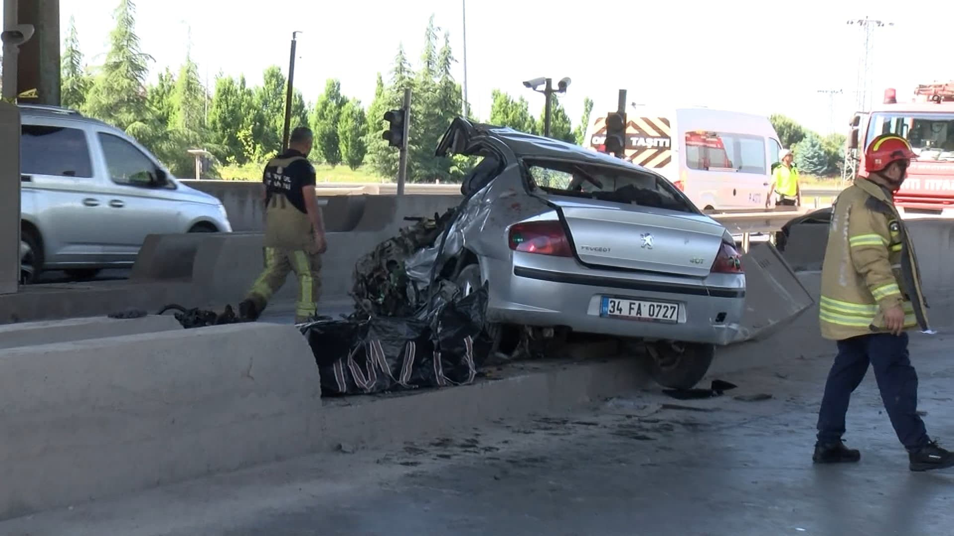 Tuzla'da otomobil beton bariyere çarptı, sürücü hayatını kaybetti