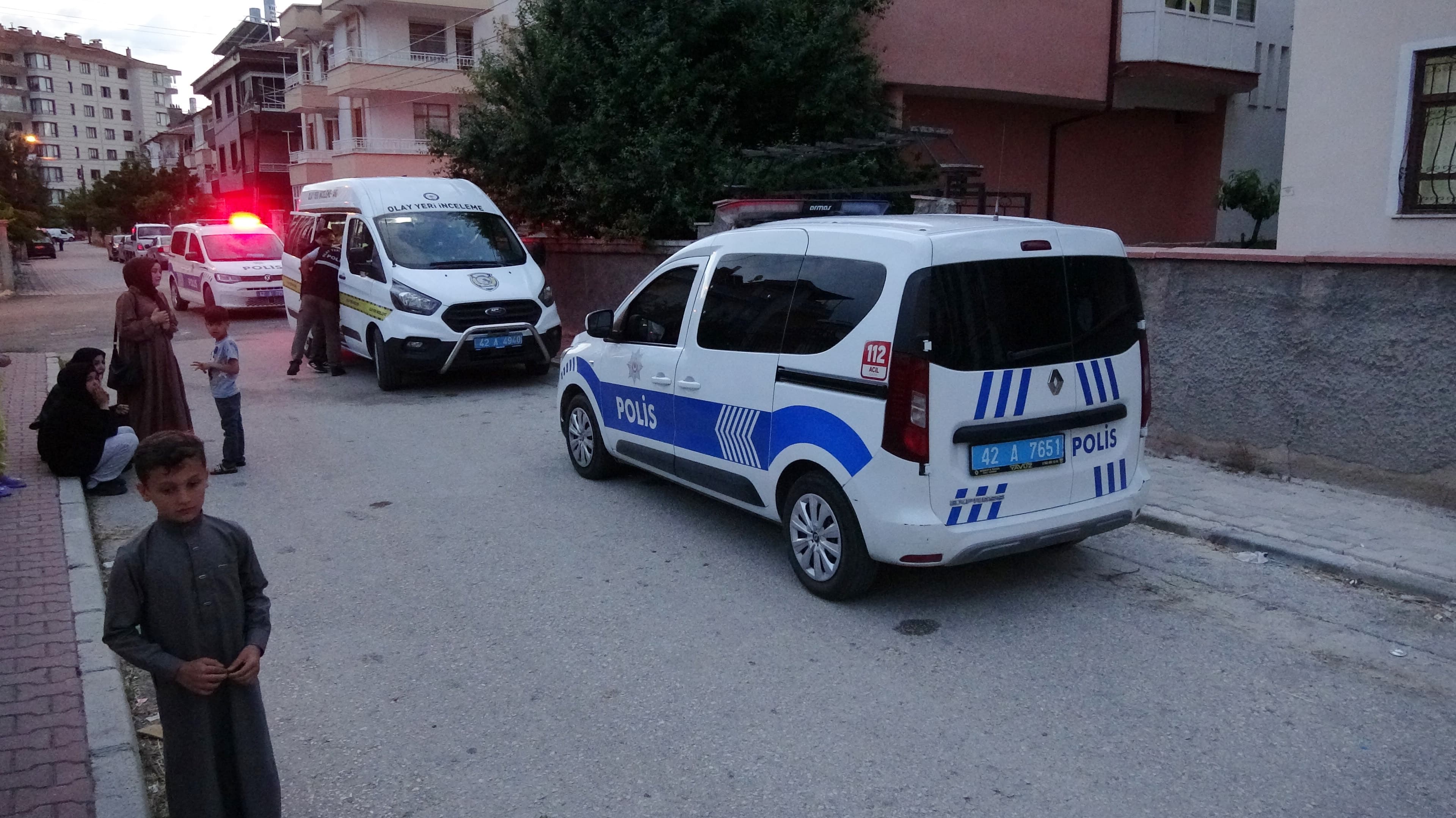 Uzaklaştırma kararı olan kişi, eşini çocuklarının önünde bıçakladı