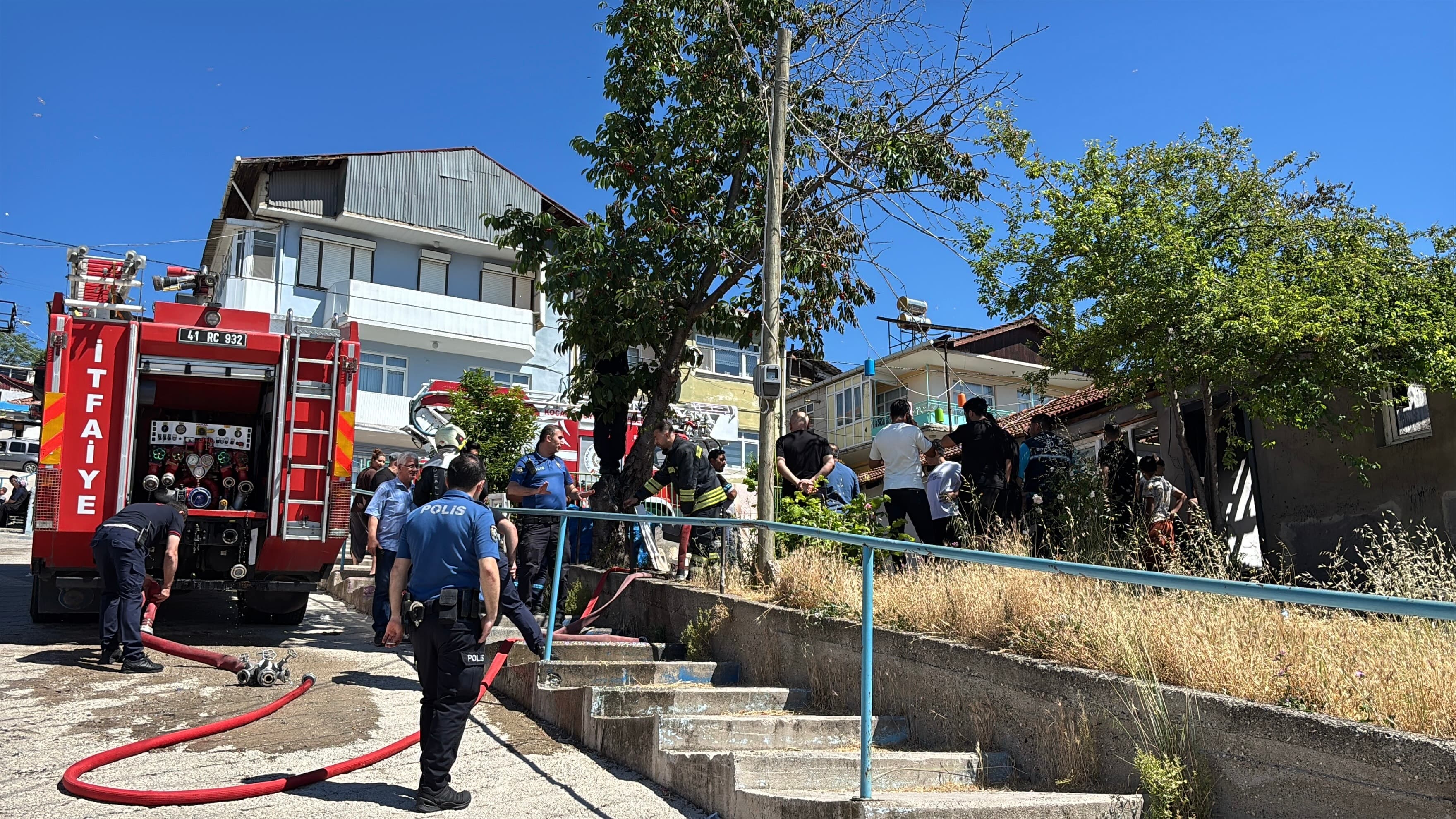 Kocaeli'de bir kişi evini ateşe verip kaçtı