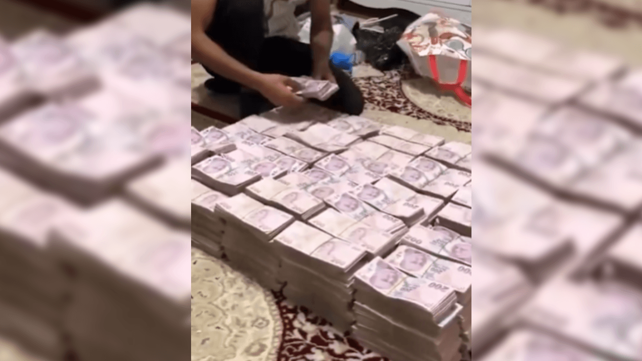 Besici, kurbanlık paralarını halının üstüne dizdi