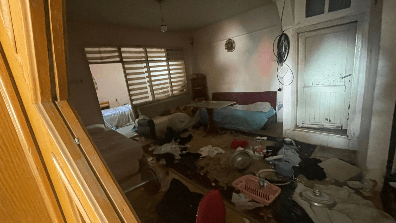 Eve kilitlenen kadın, asma kilit kırılarak kurtarıldı