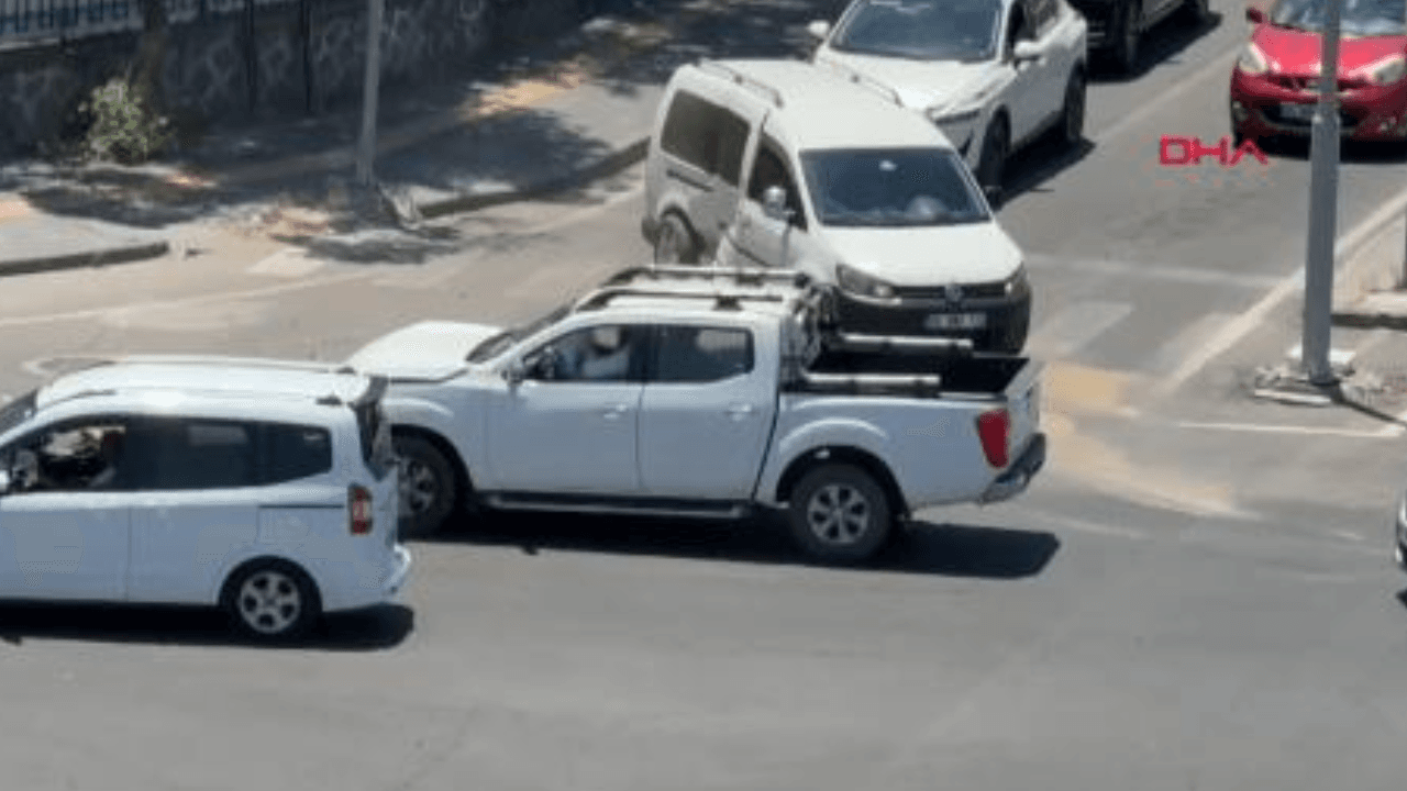 Diyarbakır'da hafif ticari araç ile kamyonet çarpıştı, 2 yaralı