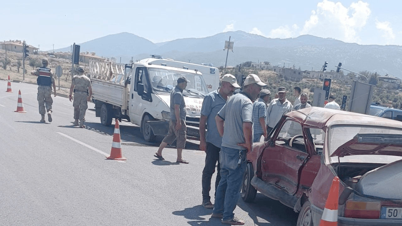 Gaziantep'te kamyonet ve otomobil çarpıştı, 4 kişi yaralandı