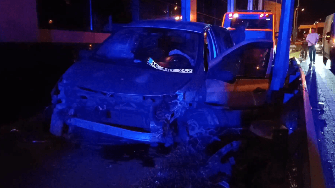 Osmangazi'de otomobil kamyonete çarptı, 2 kişi yaralandı