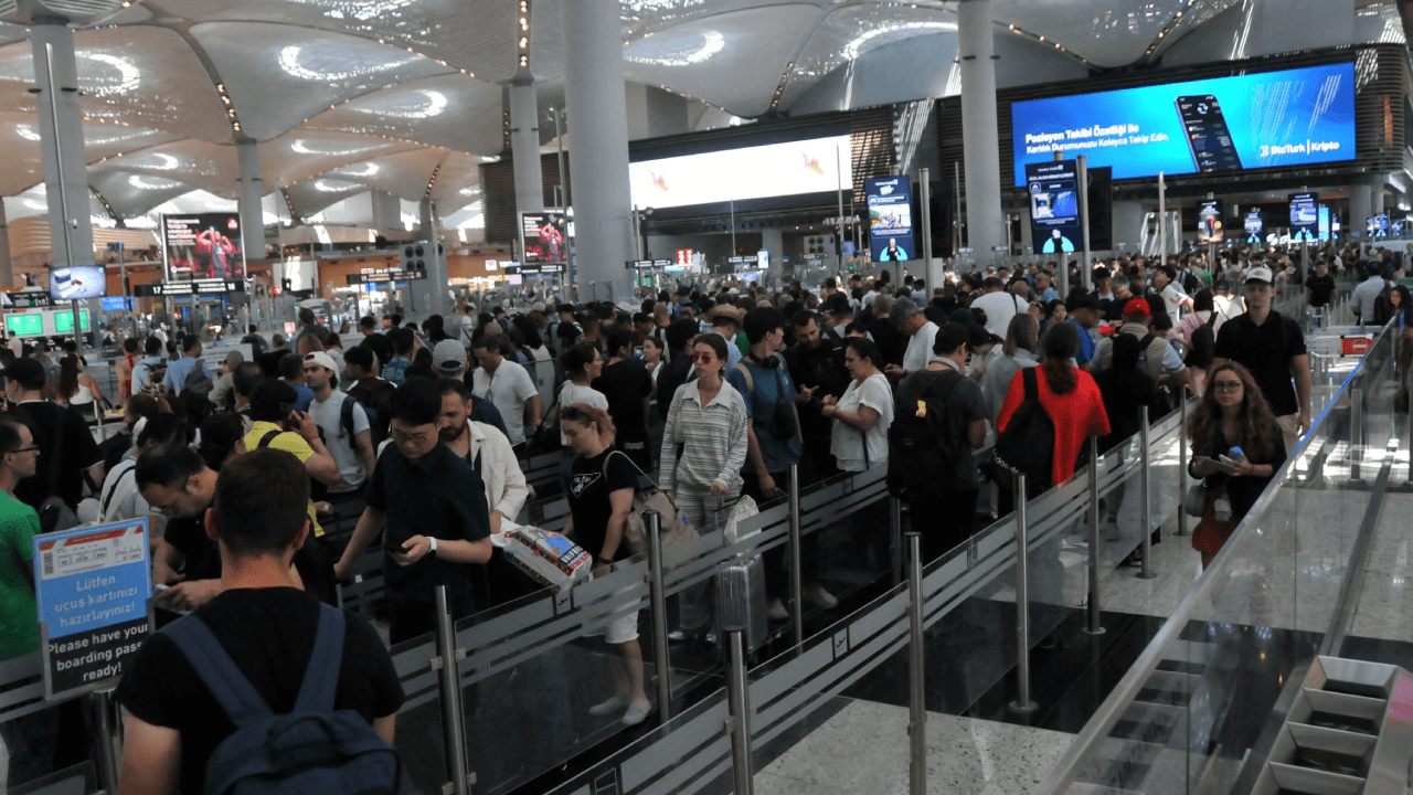 Okulların kapanmasıyla İstanbul Havalimanı'nda yoğunluk arttı