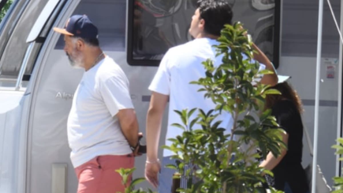 Mehmet Özgür, karavan tatili ile dinleniyor