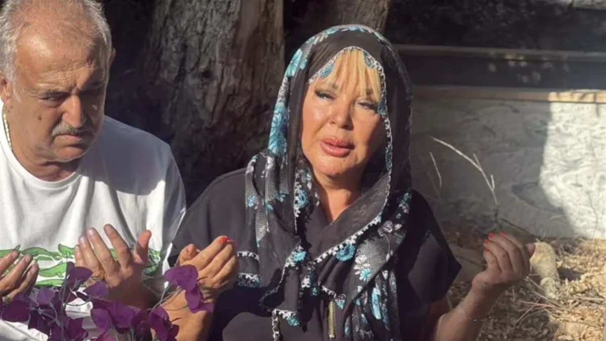 Safiye Soyman, oğlu Harun Akaröz'ü mezarı başında andı