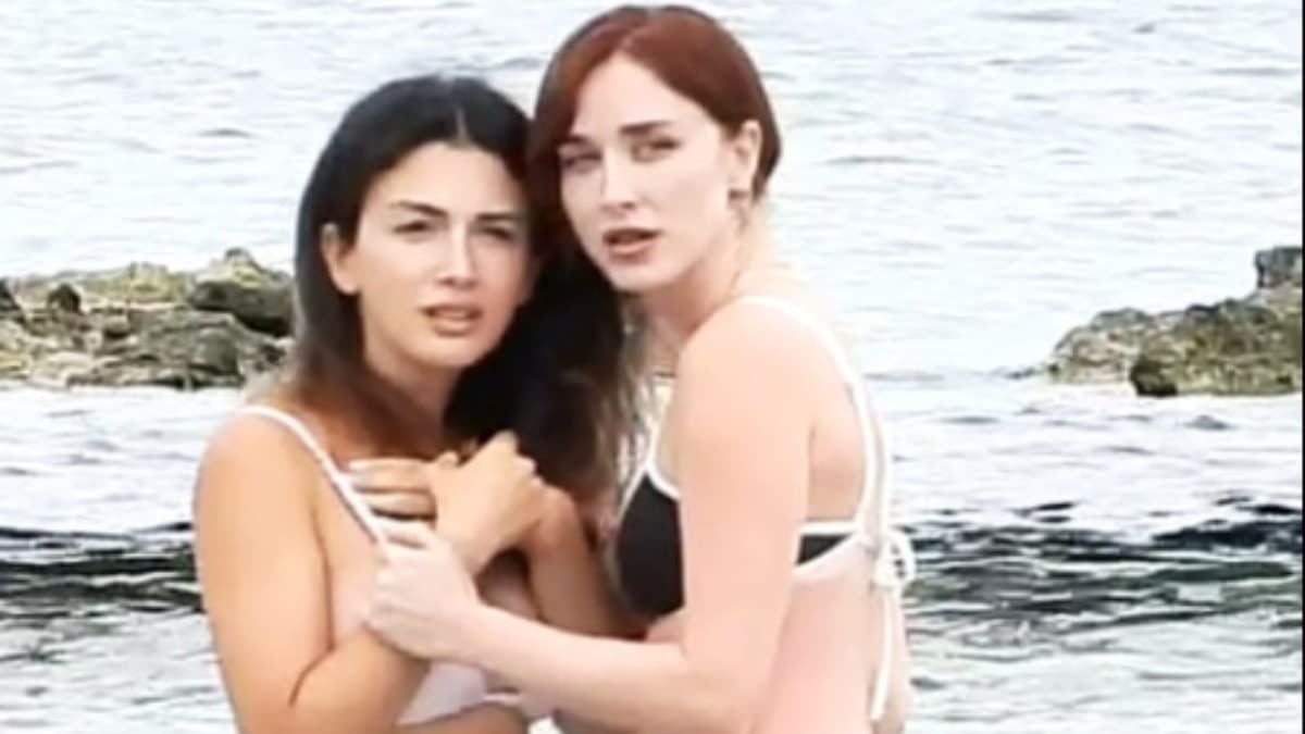 Özge Yağız ve Kübra Balcan, dizi çekimlerinden sonra Çeşme'de dinleniyor