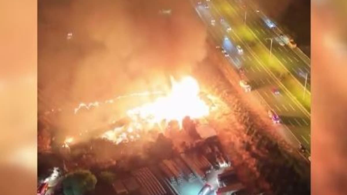 Ankara'da tahta paletlerin bulunduğu alanda yangın çıktı