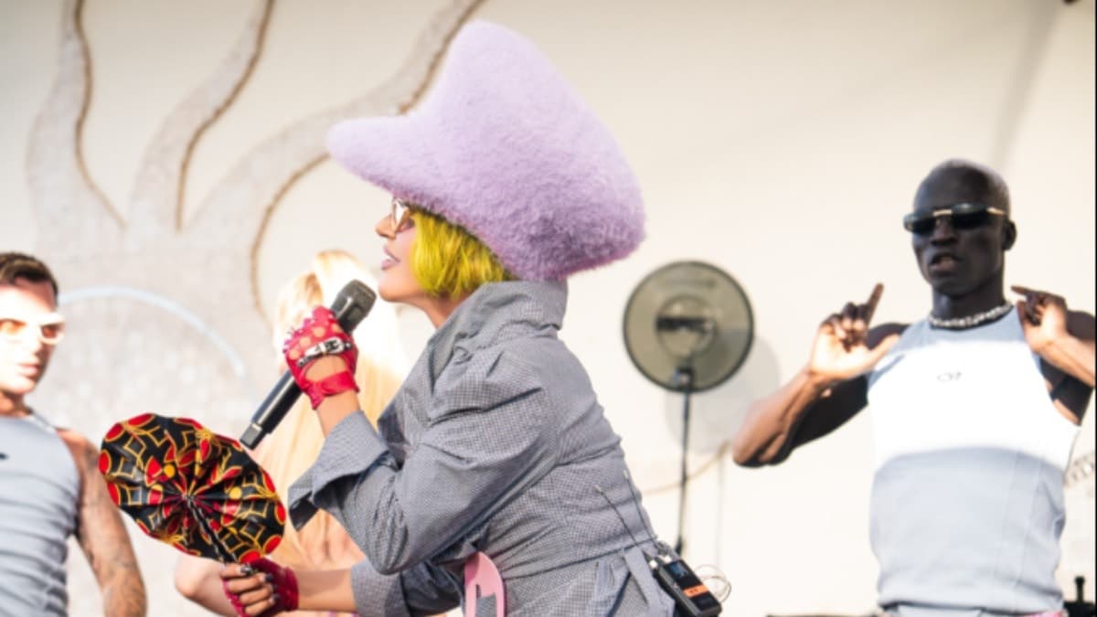Hande Yener, 37 derecelik sıcaklıkta sahneye özel kostümüyle çıktı