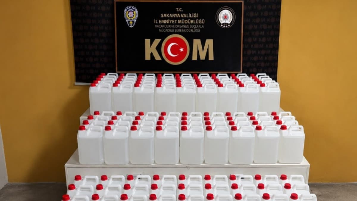 Sakarya'da 1 ton sahte içki malzemesi ele geçirildi