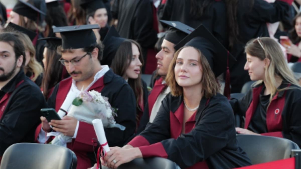 Alina Boz, İstanbul Bilgi Üniversitesi'nden mezun oldu