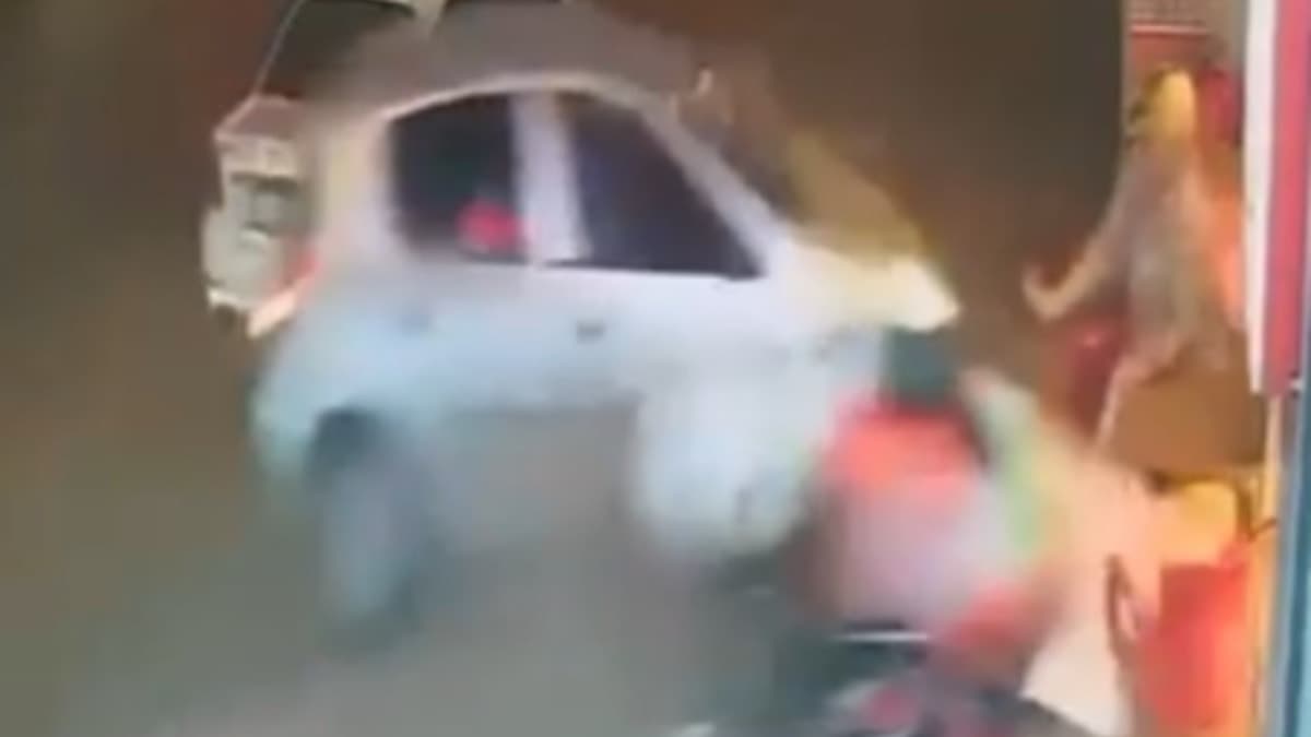 Otomobil iş yerinin duvarına çarparken yaşlı kadın son anda kurtuldu